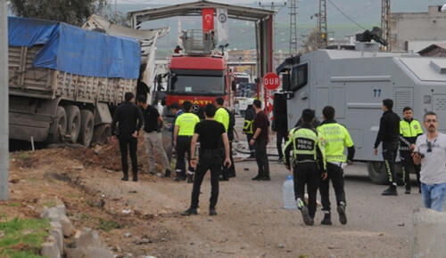 Freni boşalan tır, polis noktasına daldı: 2 Yaralı