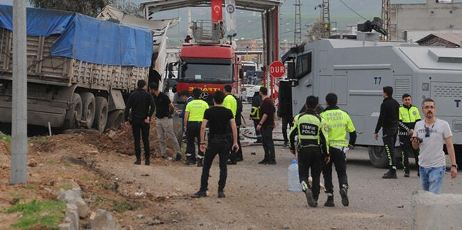 Freni boşalan tır, polis noktasına daldı: 2 Yaralı